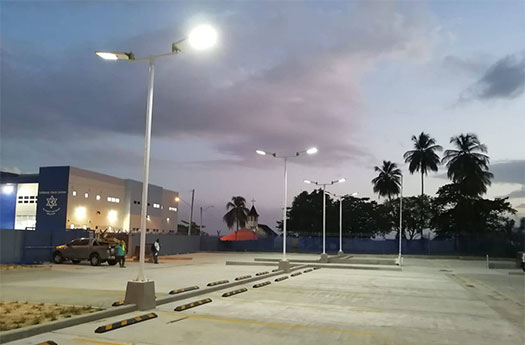 Trinidad'da kırsal yol 60W entegre güneş sokak lambası projesi