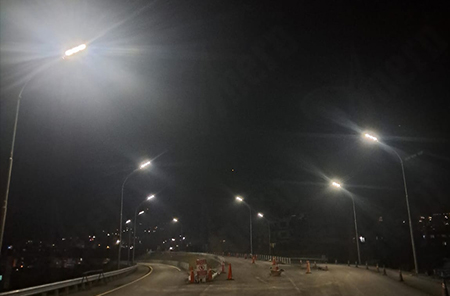 Nepal'i 60 set SLV-120W güneş sokak lambası ile aydınlatır