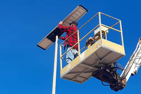 Güneş enerjili sokak lambaları ve geleneksel ızgara enerjili sokak lambaları arasındaki fark nedir?